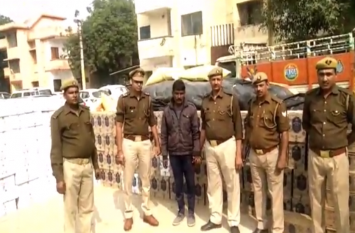 noida police recovered illegal liquor Video: सेब की पेटी और धान की भूसी में पुलिस ने डाला हाथ तो निकलने लगी शराब