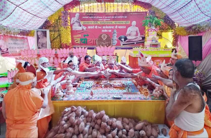 माता-पिता और गुरु के संस्कारों से ही बालक सच्चा श्रावक बनता है माता-पिता और गुरु के संस्कारों से ही बालक सच्चा श्रावक बनता है