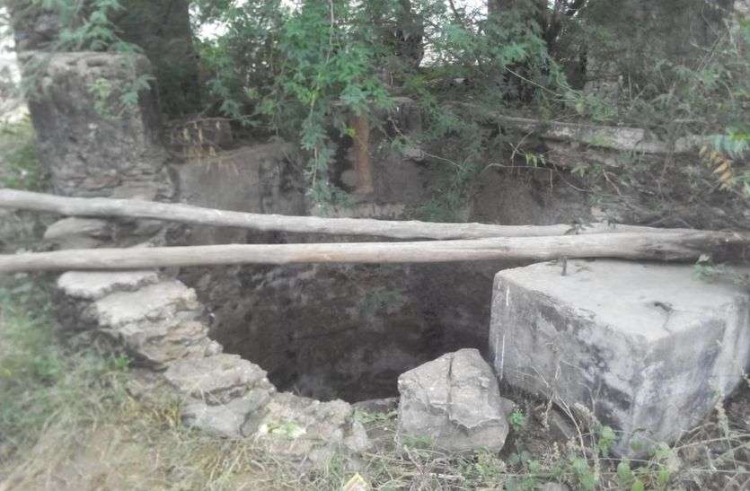 आम रास्ते पर खुला कुआं दे रहा हादसे को न्योता आम रास्ते पर खुला कुआं दे रहा हादसे को न्योता