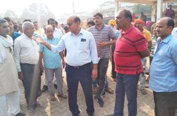 Singrauli nagar nigam official order trader to remove encroachment साहब! हर महीने किराया देते हैं, ऐसे ही नहीं रखा है सामान......