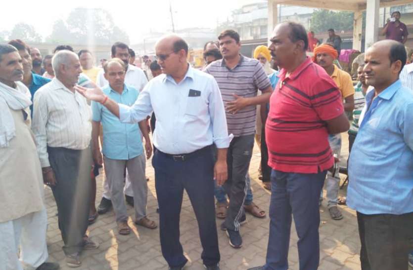 Singrauli nagar nigam official order trader to remove encroachment साहब! हर महीने किराया देते हैं, ऐसे ही नहीं रखा है सामान......