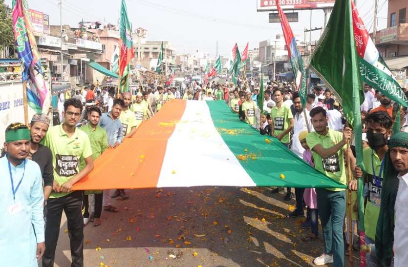 झण्डा जुलूस में दिया देश की अखण्डता व अमन-चैन का पैगाम झण्डा जुलूस में दिया देश की अखण्डता व अमन-चैन का पैगाम