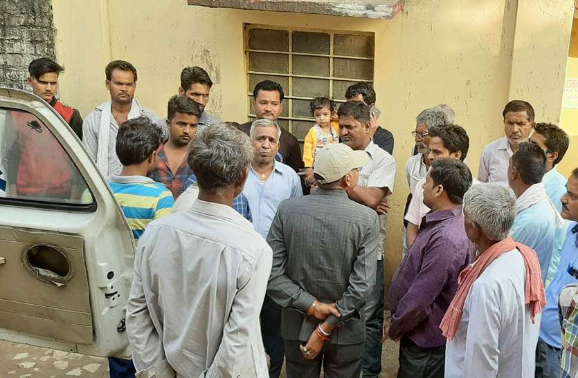 शादी में गए युवक का शव मिला खेत में, सिर के बाल कटे हुए व चोट के निशान मिले, परिजनों ने शव लेने से किया इंकार शादी में गए युवक का शव मिला खेत में, सिर के बाल कटे हुए व चोट के निशान मिले, परिजनों ने शव लेने से किया इंकार