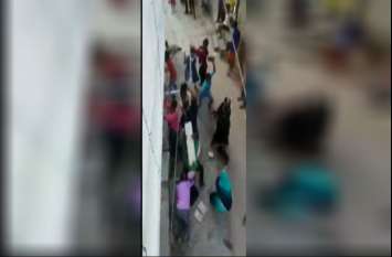fight between two Brothers on the road in land dispute आपसी विवाद को लेकर बीच सड़क पर दो संगे भाईयों के बीच जमकर हुई मारपीट