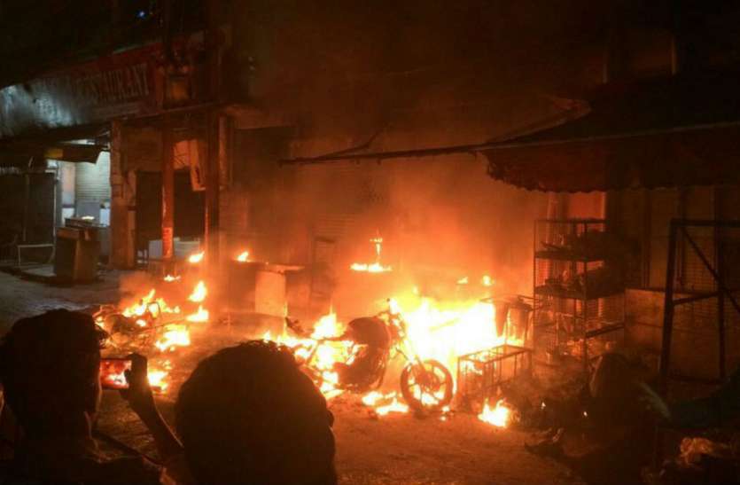 Fire in aligarh Big News अलीगढ़ में धमाके, विद्युत ट्रांसफार्मर फटने से भीषण आग, तीन लोग गम्भीर, 150 मुर्गे खाक