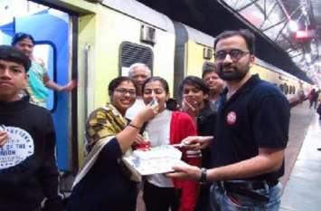Celebrated the janashataabdee day of popular train of the Kota Board 17 साल की हुई हमारी लोकप्रिय जनशताब्दी...केक काटकर मनाया जश्न
