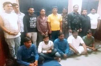 Campaign against illegal business of gambling betting in the city खुलेआम चल रहा जुआ सट्टा का अवैध कारोबार, पुलिस ने दबिश देकर 14 गिरफ्तार, 39,200 रुपए बरामद