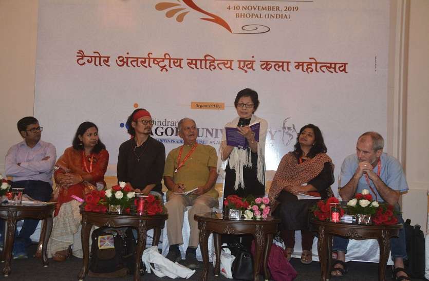 'औरतें हैं हम, खाना नहीं हैं, मेज पर धरा हुआ, छीलो, हड्डियां अलग करो, भर लो अपना पेट... 'औरतें हैं हम, खाना नहीं हैं, मेज पर धरा हुआ, छीलो, हड्डियां अलग करो, भर लो अपना पेट...