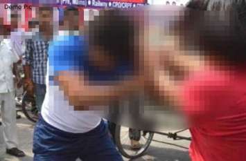 people beaten miscreant boys who molested with two sisters आइसक्रीम खा रही दो बहनों के साथ युवकों ने की गंदी हरकत, गुस्से में आए लोगों ने सिखाया सबक