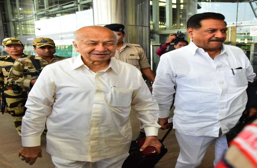 आलाकमान के आदेश का इंतजार करते रहे महाराष्ट्र कांग्रेस विधायक आलाकमान के आदेश का इंतजार करते रहे महाराष्ट्र कांग्रेस विधायक