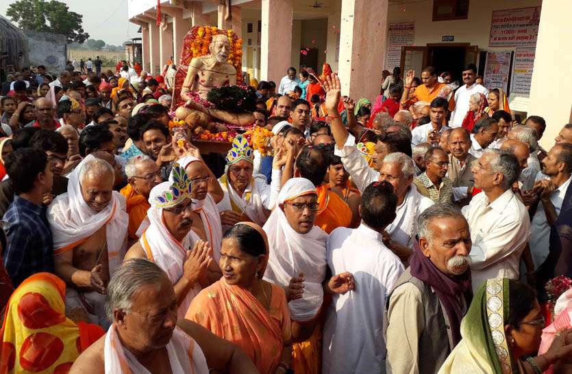 मुनि समकित सागर की चकडोल यात्रा में उमड़े श्रद्धालु, पंचतत्व में हुई विलीन देह मुनि समकित सागर की चकडोल यात्रा में उमड़े श्रद्धालु, पंचतत्व में हुई विलीन देह
