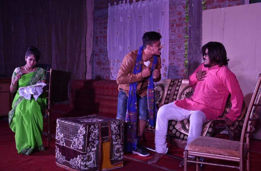 A Distant Relative and Refund staged at mayaram surjan bhawan bhopal One Act Play : खुद को बताया ऑस्ट्रेलिया से आया मामा, सगों को लूटने की थी तैयारी