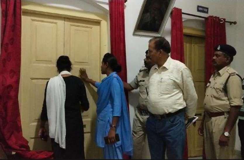 सरकारी रेस्ट हाउस में रंगरेलियां मनाते अधेड़ बिल्डर के साथ संदिग्ध हालत में मिली युवती, पुलिस ने किया गिरफ्तार, Video