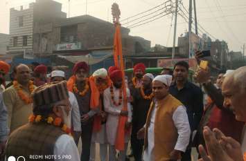 Muslims Distribute Halwa In Prabhat Feri On Guru Nanak Jayanti 2019 Guru Nanak Jayanti 2019: मुस्लिमों ने प्रभात फेरी का किया जोरदार स्वागत, लोगों को खिलाया हलवा