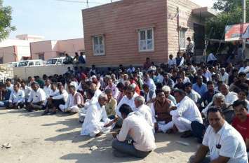 Farmer's death, families and villagers protest against Khinwsar police खाकी पर फिर लगा दाग, नागौर में पुलिस और प्रशासन की लापरवाही से एक किसान की मौत
