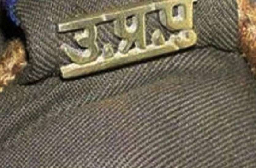 up police थाने में अश्लील हरकत करते इंस्पेक्टर का वीडियो वायरल, एफआईआर दर्ज, 25 हज़ार का ईनाम घोषित