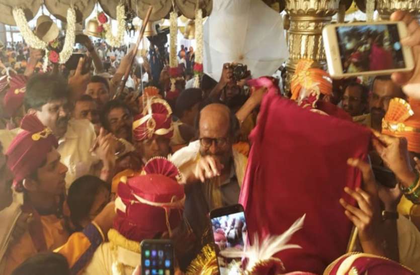 Rajanikant in Bengaluru शादी समारोह में आए रजनीकांत की झलक पाने प्रशंसकों में मची भगदड़