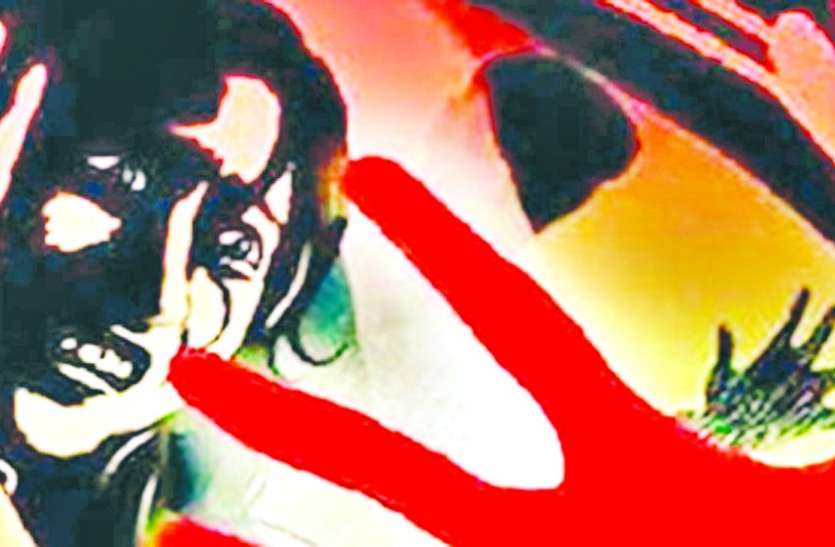 छात्रा का पीछा कर सरेराह छेड़ा, मां से भी की बदसलूकी छात्रा का पीछा कर सरेराह छेड़ा, मां से भी की बदसलूकी