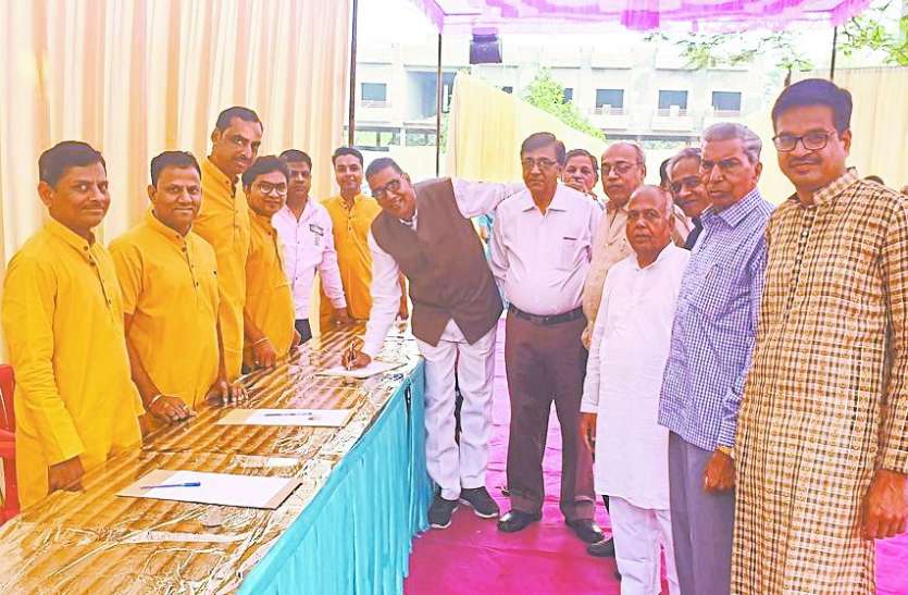 आंगनवाड़ी में अंडा देने के प्रस्ताव के विरोध में हस्ताक्षर अभियान प्रारंभ, मंत्री को भेजेंगे आंगनवाड़ी में अंडा देने के प्रस्ताव के विरोध में हस्ताक्षर अभियान प्रारंभ, मंत्री को भेजेंगे