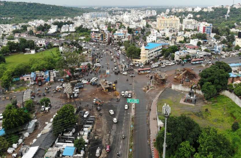 Road तीन एजेंसियों की लापरवाही से एक्सीडेंटल जोन बना लालघाटी चौराहा