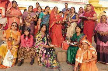 On the day of Kartik Purnima, women fasted and donated lamps in Mohanr कार्तिक पूर्णिमा के दिन महिलाओं ने व्रत रहकर मोहनराम तालाब में किया दीपदान