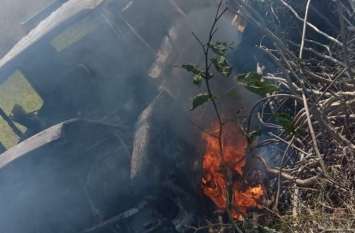 one killed in road accident and two injured डंफर की टक्कर से सरपंच के बेटे की मौत, ग्रामीणों ने फूंका वाहन