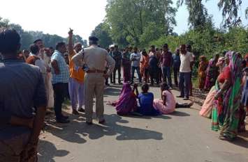Sarpanch's son dies due to collision of Dunfer, villagers burnt vehicl डंफर की टक्कर से सरपंच के बेटे की मौत, ग्रामीणों ने फूंका वाहन