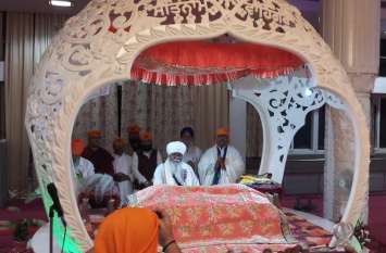 Guru Nanak Jayanti in mp latest today news गुरु नानक देव जी के 550वें जयंती पर मोमबत्तियां जलाकर की विश्व शांति की प्रार्थना