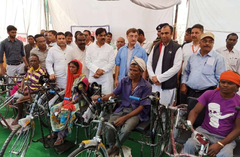 ट्राईसाईकिल मिलने पर खिले दिव्यांगो के चेहरे ट्राईसाईकिल मिलने पर खिले दिव्यांगो के चेहरे