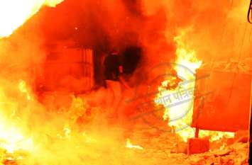 Chemical factory fire in near by jaipur railway station 9 shops affect जयपुर रेलवे स्टेशन के पास कैमिकल गोदाम में लगी भीषण आग, कई दुकानें और मकान आए चपेट में
