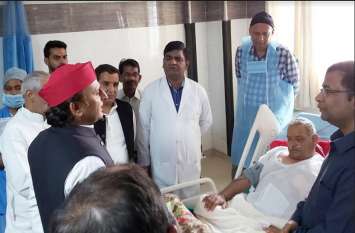 Akhilesh Yadav reached Saifai to see his injured uncle अपने घायल चाचा को देखने सैफई पहुंचे अखिलेश यादव, पूरे 20 मिनट बिताए साथ