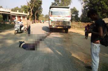 Chhattisgarh Accident: Young man crushed from hiva दर्दनाक हादसा: सड़क पर अचानक गिर पड़ा बाइक सवार युवक, सामने से यमराज बनकर पहुंचे हाइवा ने कुचल डाला