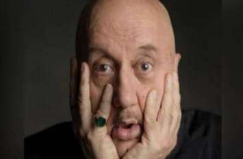 actro anupam tweeted a funny video अनुपम खेर ने मोबाइल श्लोक वाला फनी वीडियो किया ट्वीट, देखकर आप नहीं रोक पाएंगे अपनी हंसी