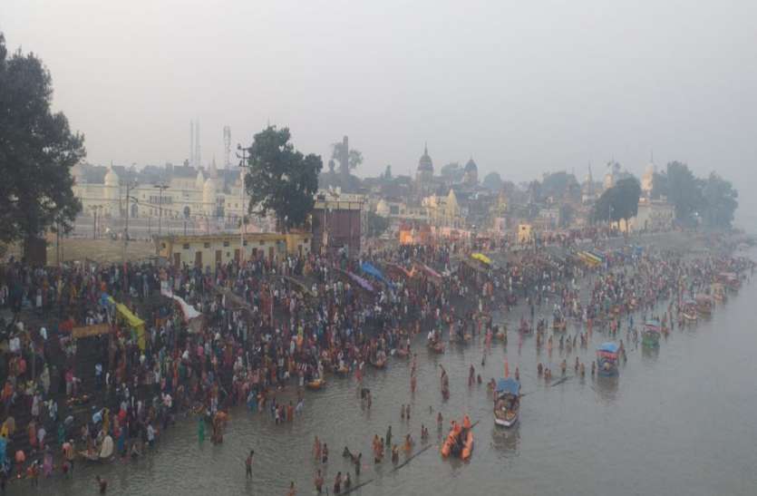 Ayodhya kartik purnima snan कार्तिक पूर्णिमा स्नान पर अयोध्या में दिखा बंदिशों का असर, इतनी घट गई श्रद्घालुओं की संख्या