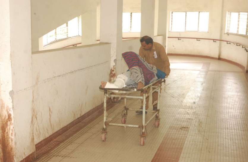This is the health minister in charge of the hospital in the district ये है स्वास्थ्य मंत्री के प्रभार जिले के अस्पताल के हाल