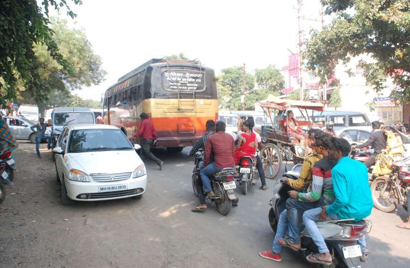 oneway-road-will-not-merge-properly-hand-carts-and-vegetables-are-jam वनवे सड़क से नहीं होगा मर्ज ठीक ,हाथ ठेला व सब्जी वालों से लगता है जाम