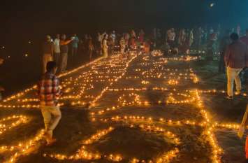 Dev Deepawali celebration on Chandauli Narauli Ghat देव दीपावली पर ग्यारह हजार दीपों से जगमगाया नरौली घाट