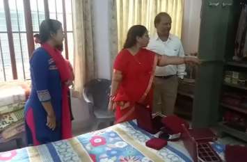 Robbery by breaking the lock of the house सूने मकान का ताला तोड़कर चोरी