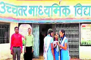 arapa pairee ke dhaar डुंडेरा स्कूल में राष्ट्रगान के साथ राजगीत अरपा पैरी के धार की सामूहिक गायन के साथ हो रही पढ़ाई