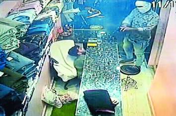 threat to shopkeeper by crook in gwalior उधार मांगता है तो ये ले, और व्यापारी के सीने पर तान दिया कट्टा