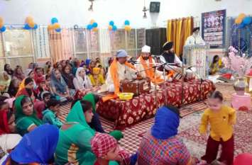 Guru Nanak jayanti Celebrated in Gurudwara Tundla Firozabad VIDEO: गुरुद्वारे में कुछ इस तरह मना गुरुनानक का 550वां प्रकाशोत्सव, देखते रह गए लोग