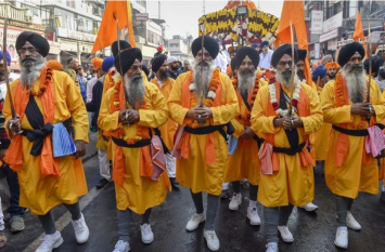 Guru Nanak Jayanti celebrated with great pomp see video धूमधाम से मनाई गई गुरुनानक जयंती, पंच प्यारों की अगुवानी में इस तरह निकला चल समारोह, देखें वीडियो