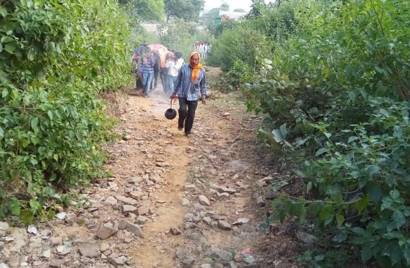 Cremation in the forest जंगल में दाह संस्कार की मजबूरी