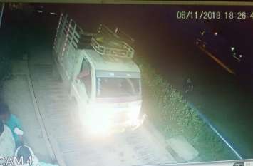 Merchant was cheated in Mandi, CCTV camera captured in khandwa वाहनों में हेराफेरी कर व्यापारी से धोखाधड़ी, सीसीटीवी कैमरे से उजागर हुई वारदात