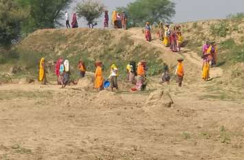 MANREGA: Only 2.32 percent families got 100 days of employment प्रदेश में 2.32 प्रतिशत परिवारों को ही मिला 100 दिन का रोजगार
