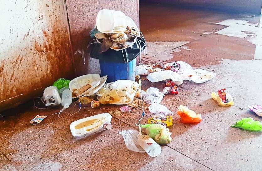 panna district hospital panna district hospital चार दिन से अस्पताल की सफाई व्यवस्था चरमराई, बाहर से बुलाए सफाईकर्मी भी बेरंग लौटे