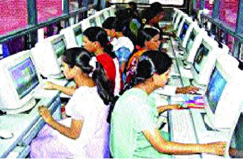 Internet service started after 36 hours in panna पन्ना में इंटरनेट सेवा शुरू होते ही लगी बैंक में भीड़