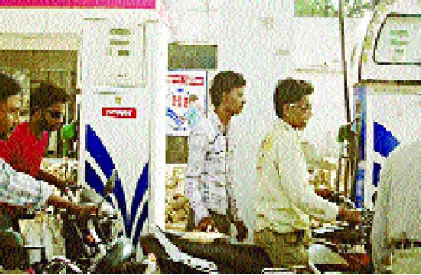 petrol pump panna पन्ना में पेट्रोल पंपों पर नहीं प्रसाधन व मुफ्त हवा जैसी सुविधा