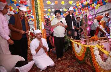 Deputy CM Sachin Pilot arrives at Rajpark Gurdwara on Prakash Parv प्रकाश पर्व पर राजपार्क गुरूद्वारे पहुंचे डिप्टी सीएम सचिन पायलट, की सेवादारी