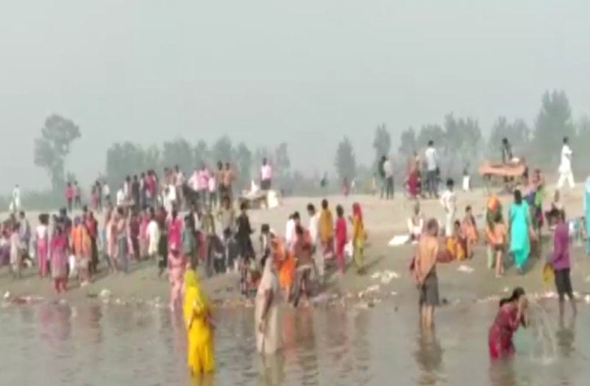 sham.jpg सूर्य की किरणों से पहले कार्तिक पूर्णिमा पर श्रद्धालुओं ने लगाई आस्था की डुबकी, ऐसा दिखा नजारा